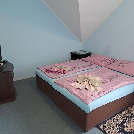 Hotel Kamenny Vrch โคมูตอฟ ภายนอก รูปภาพ