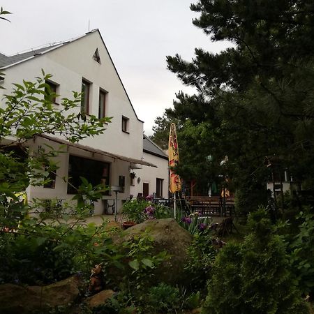 Hotel Kamenny Vrch โคมูตอฟ ภายนอก รูปภาพ