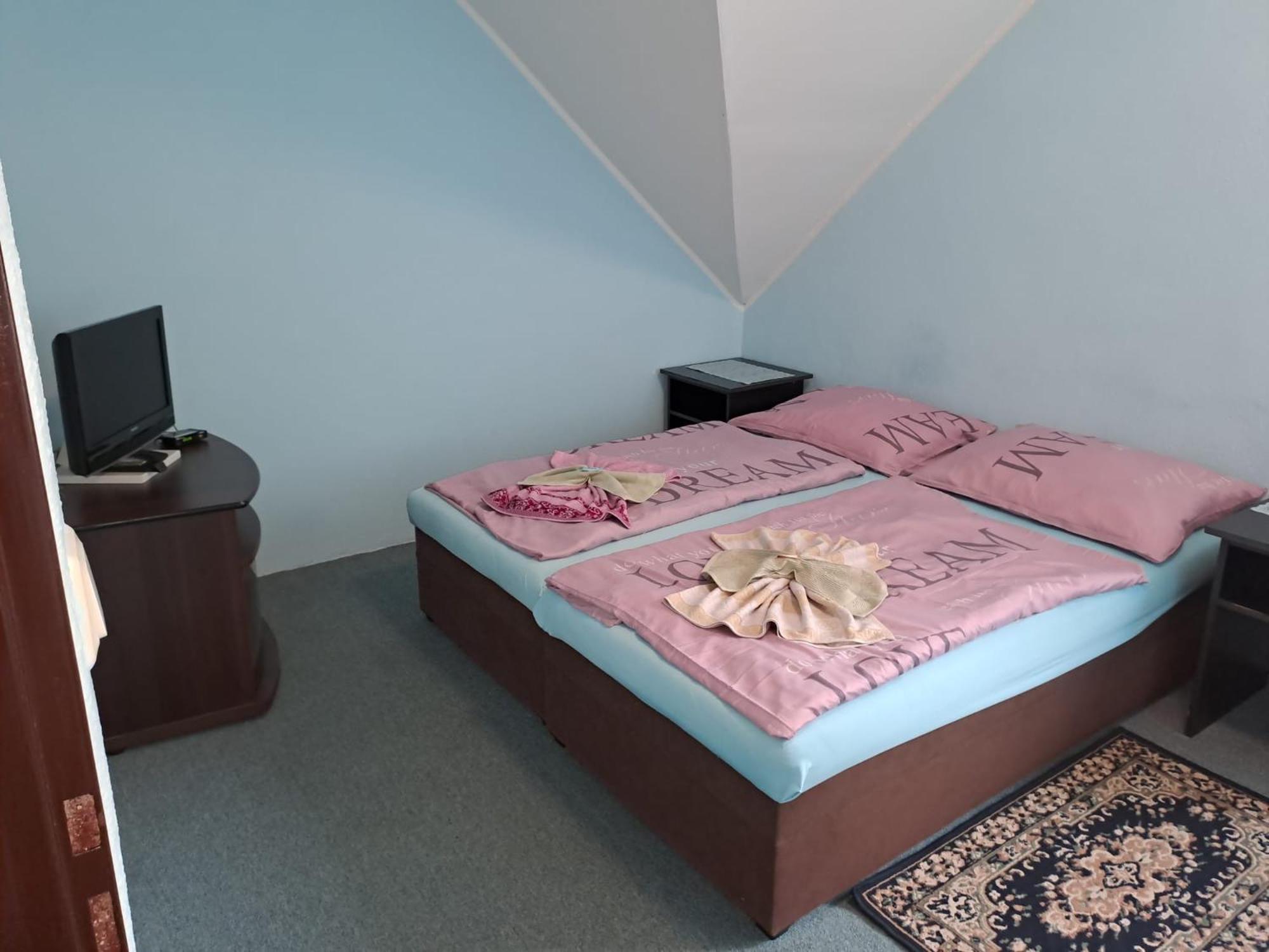 Hotel Kamenny Vrch โคมูตอฟ ภายนอก รูปภาพ
