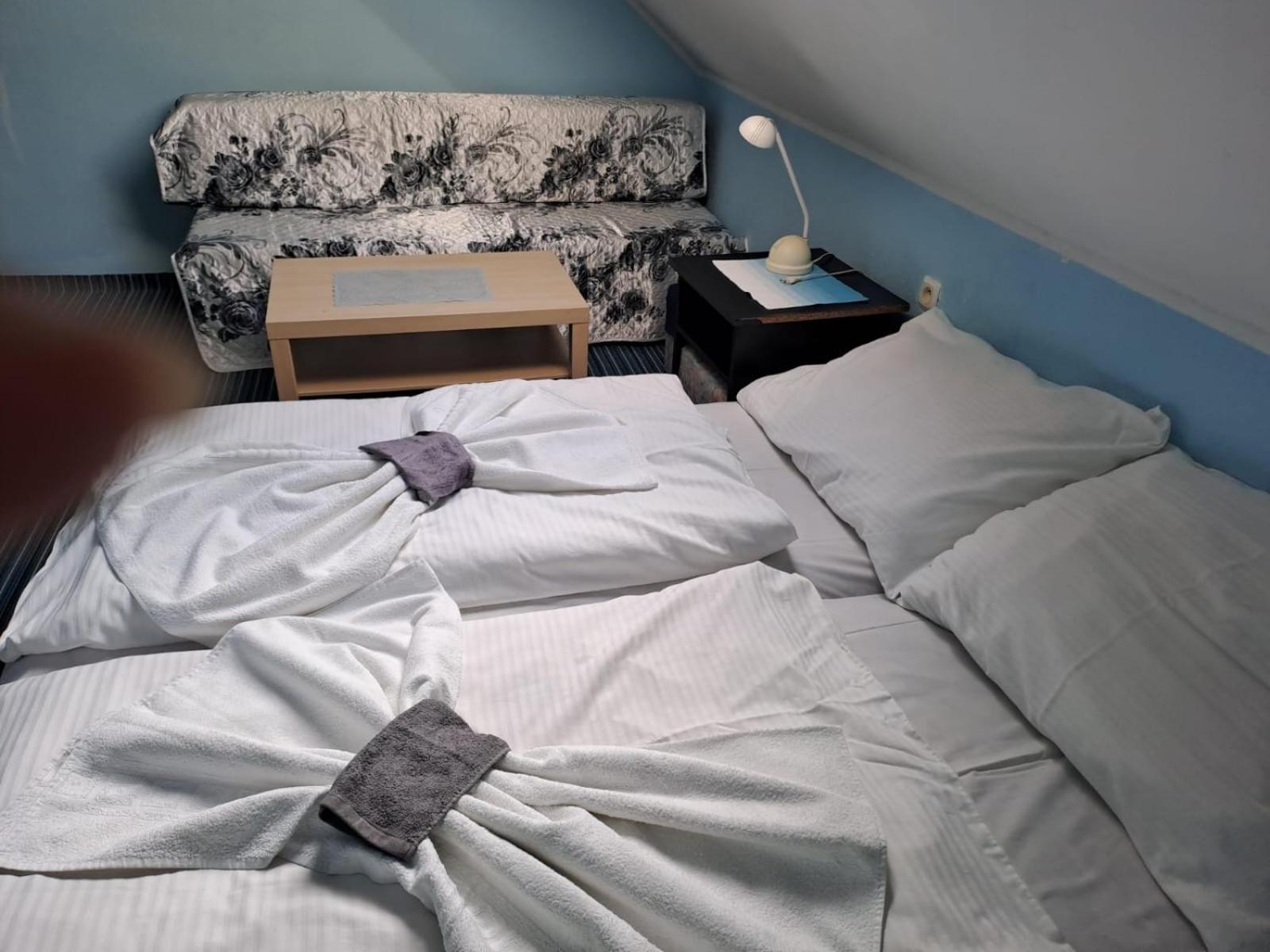 Hotel Kamenny Vrch โคมูตอฟ ภายนอก รูปภาพ