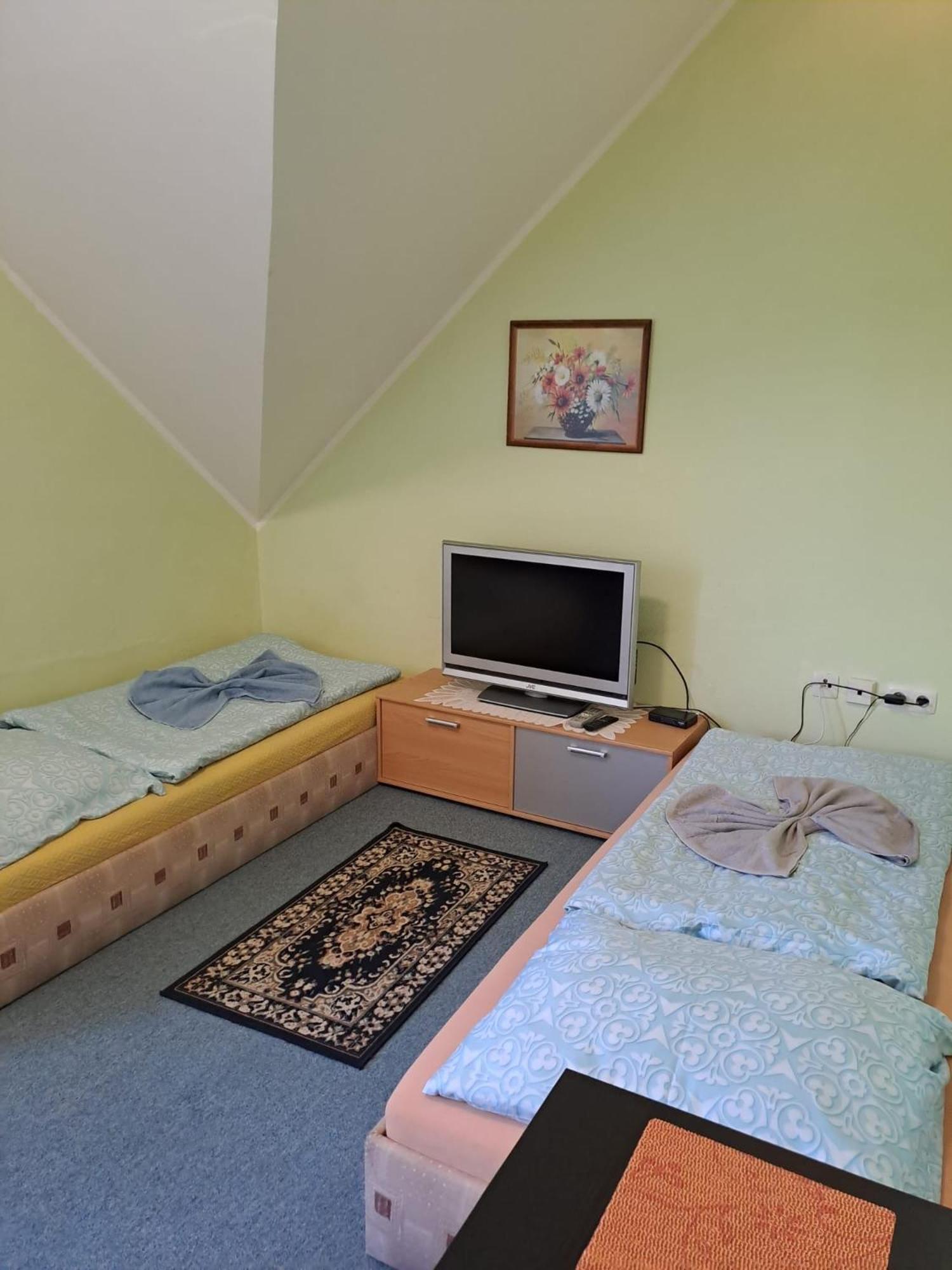 Hotel Kamenny Vrch โคมูตอฟ ภายนอก รูปภาพ