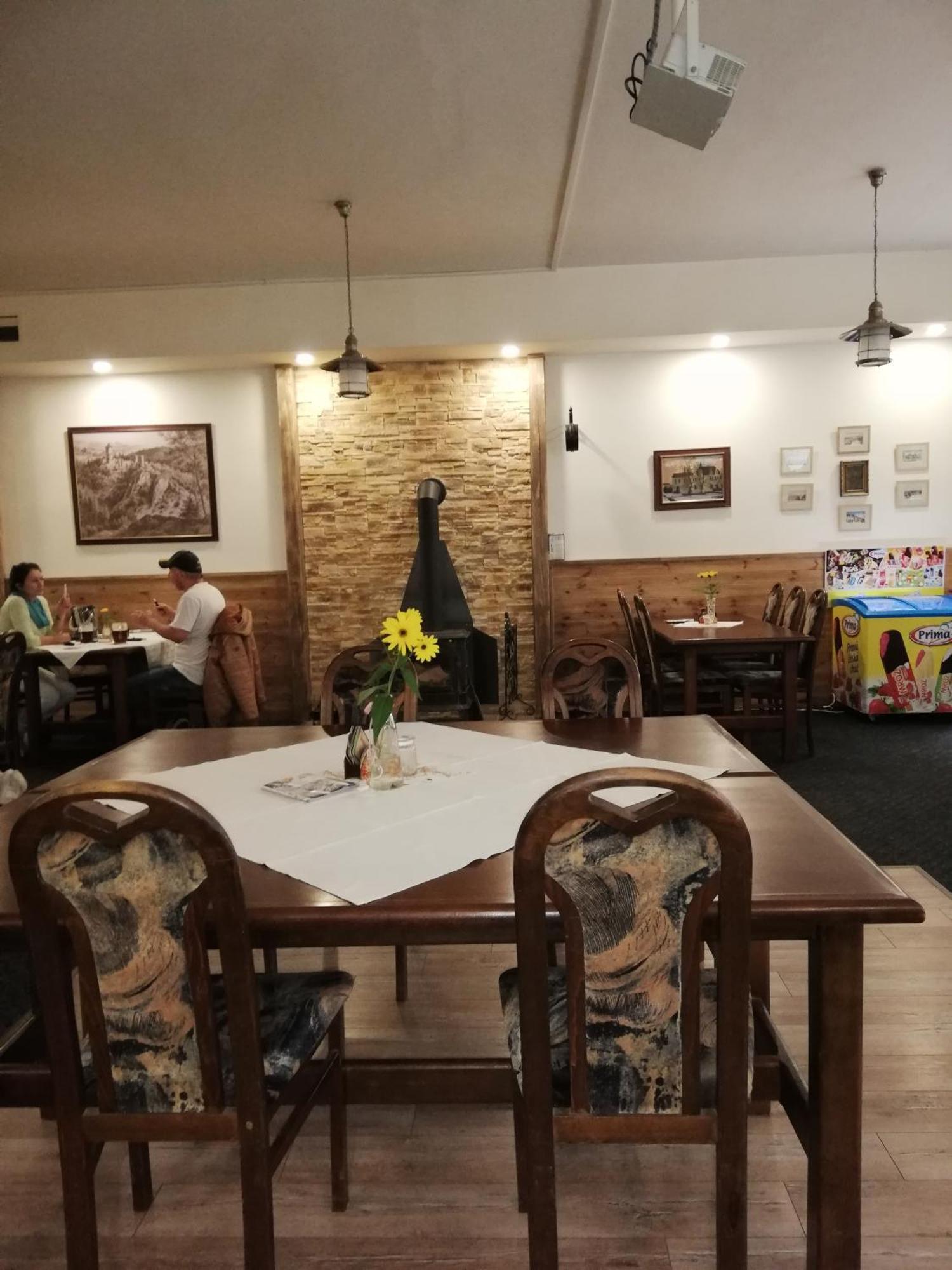 Hotel Kamenny Vrch โคมูตอฟ ภายนอก รูปภาพ