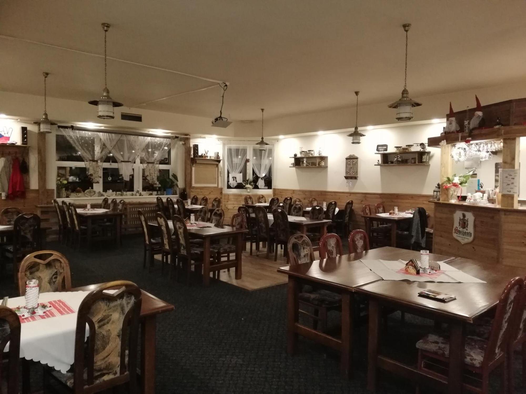 Hotel Kamenny Vrch โคมูตอฟ ภายนอก รูปภาพ
